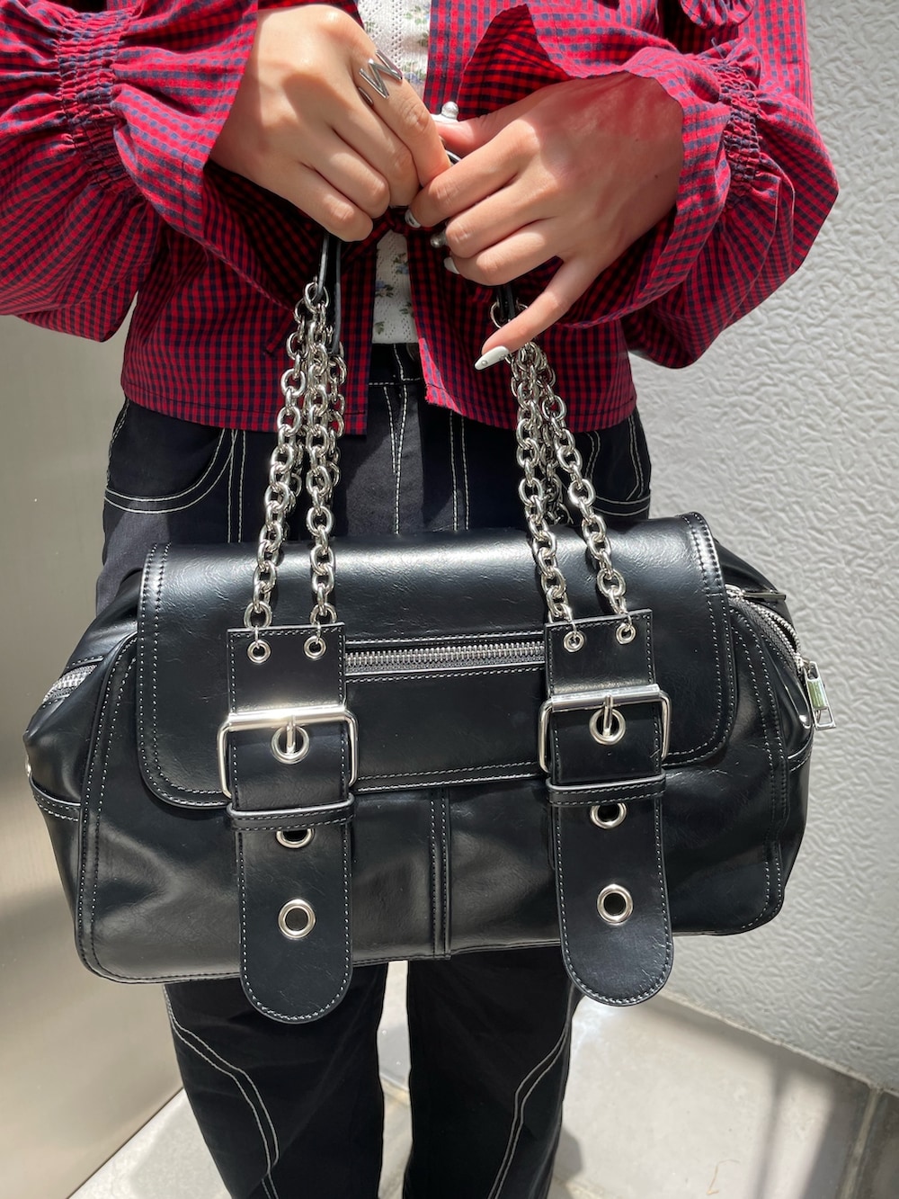 レッド系のシャツ/ブラウス、ブラック系のその他パンツ、ブラック系のその他シューズを着用したレディースの夏コーディネートの8枚目の写真