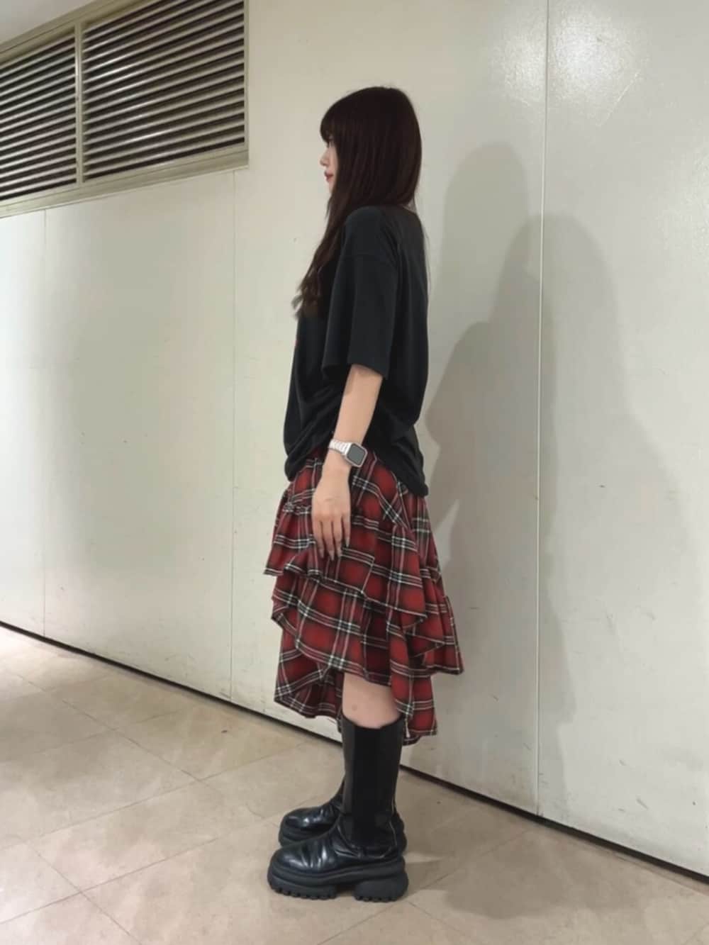 ブラック系のTシャツ/カットソー、レッド系のスカートを着用したレディースの夏コーディネートの2枚目の写真