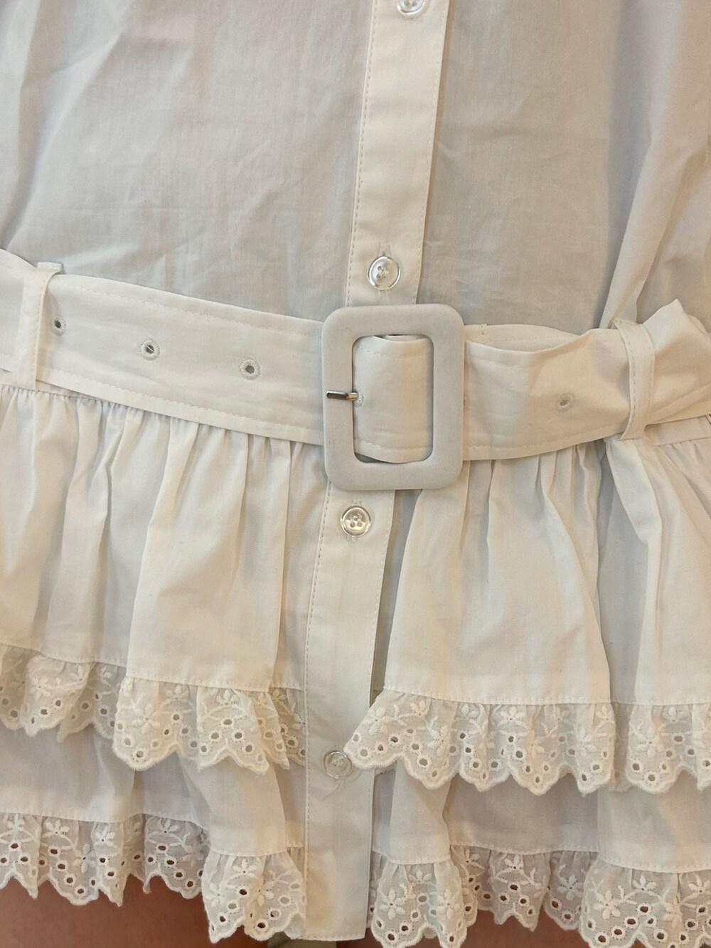 ホワイト系のシャツ/ブラウス、シルバー系のネックレスを着用したレディースの冬コーディネートの6枚目の写真