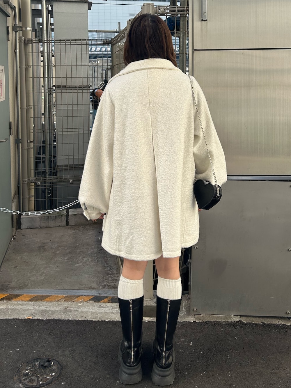 ホワイト系のその他アウター、ブラック系のワンピース、ホワイト系のTシャツ/カットソーを着用したレディースの秋コーディネートの3枚目の写真