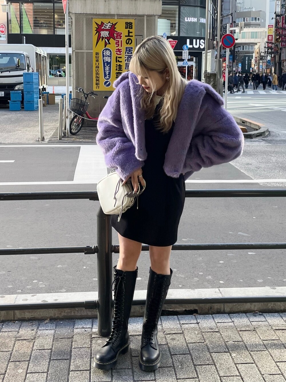 パープル系のその他アウター、ブラック系のワンピース、ブラック系のブーツを着用したレディースの冬コーディネートの2枚目の写真