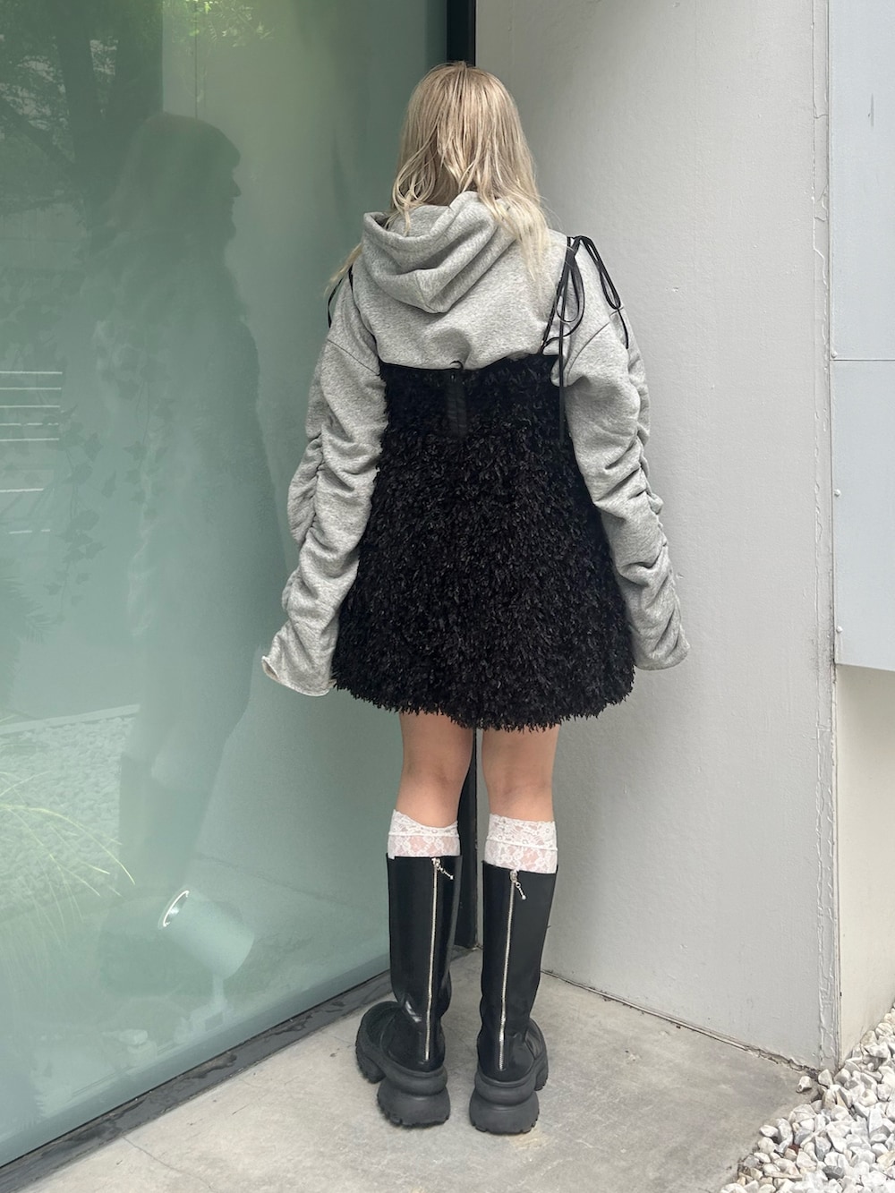 ブラック系のワンピース、グレー系のパーカーを着用したレディースの夏コーディネートの3枚目の写真