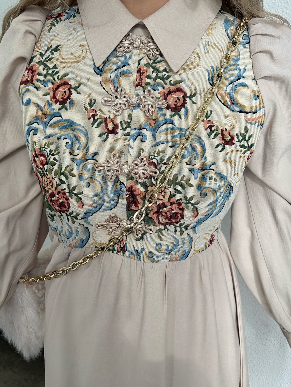 ホワイト系のワンピース、ホワイト系のハンドバッグ、ブラック系のその他シューズを着用したレディースの冬コーディネートの4枚目の写真