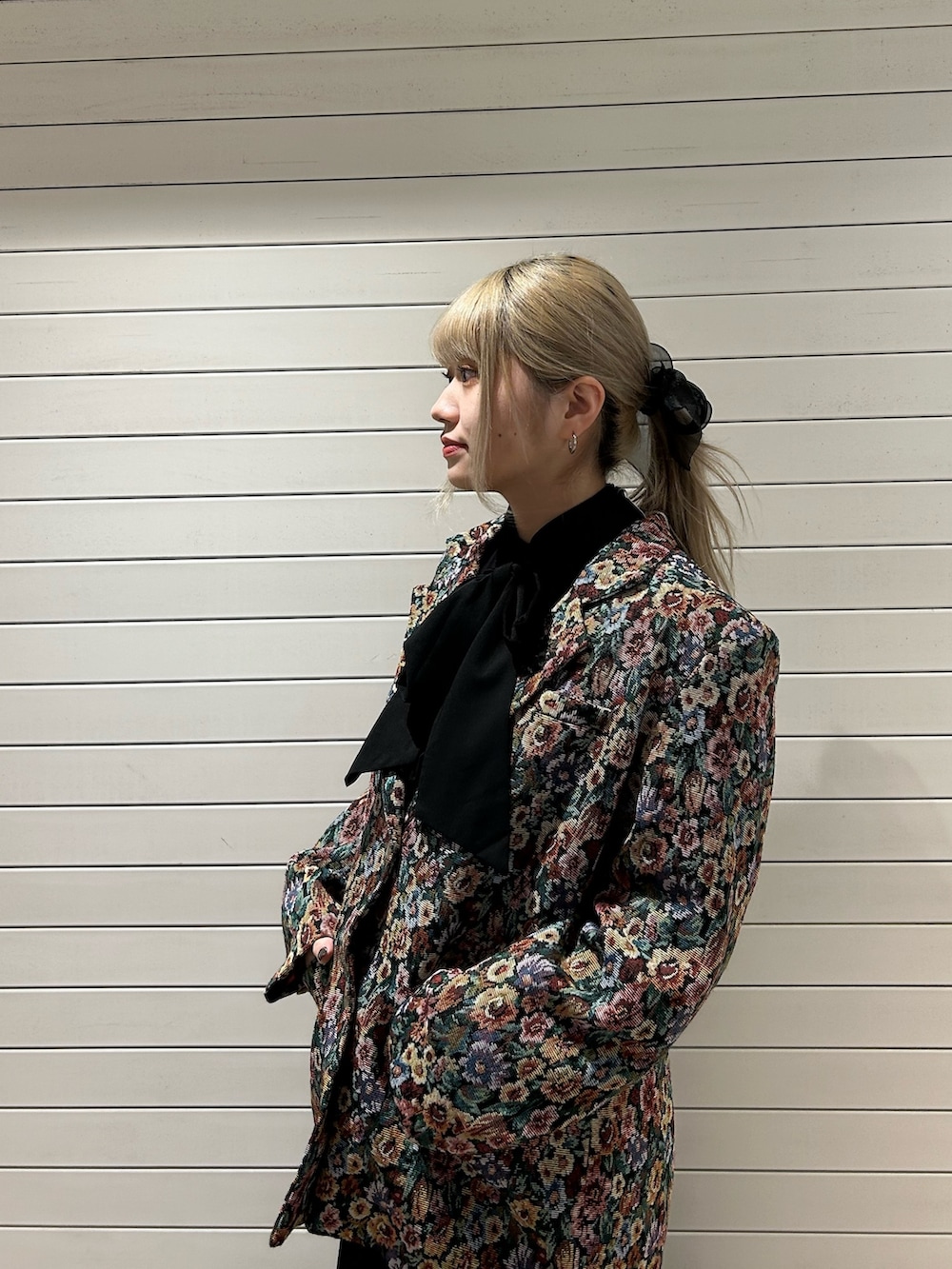 ブラック系のテーラードジャケット、ブラック系のワンピースを着用したレディースの冬コーディネートの3枚目の写真