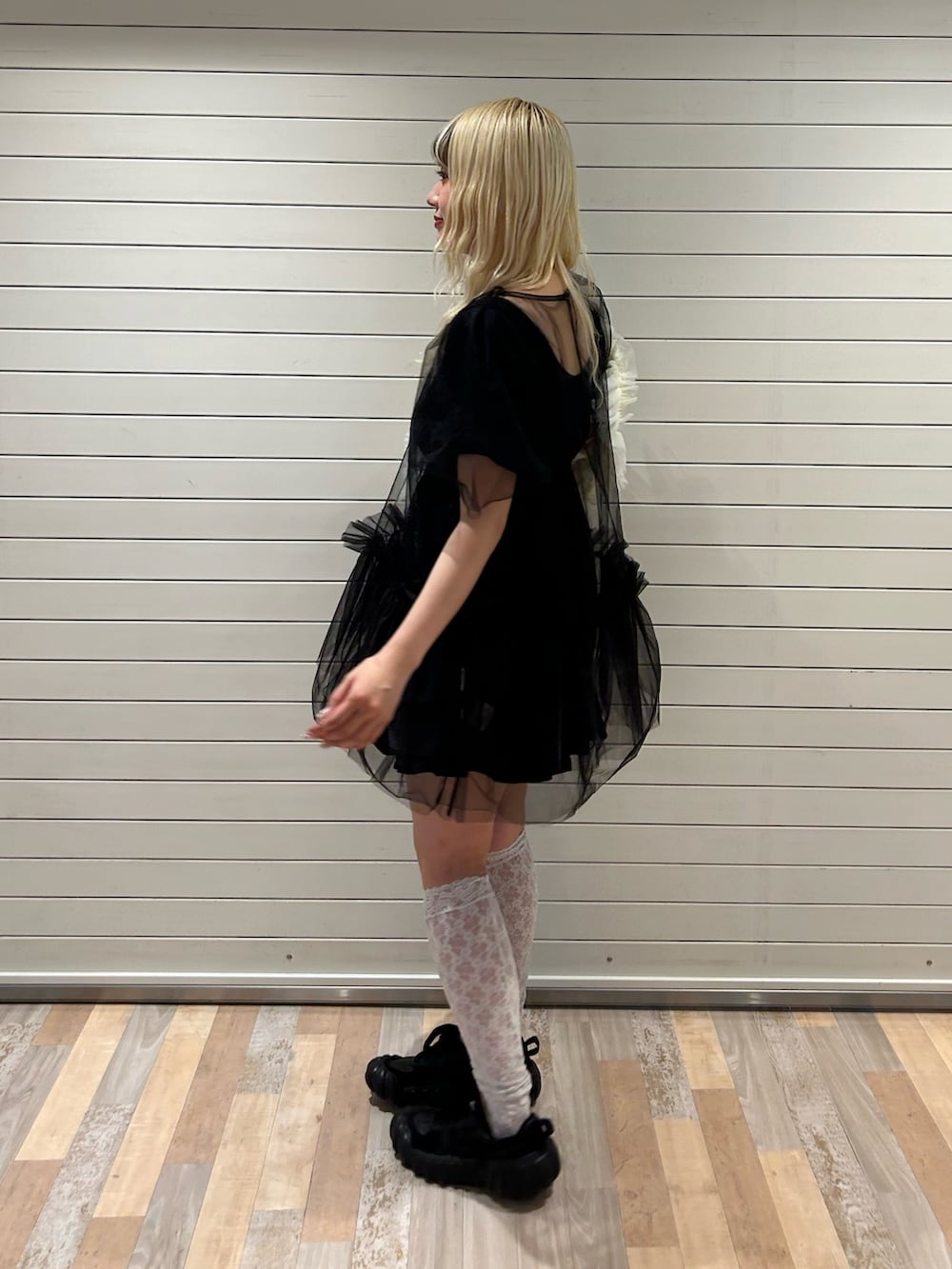 ブラック系のワンピース、ブラック系のワンピース、ホワイト系のショルダーバッグを着用したレディースの夏コーディネートの2枚目の写真