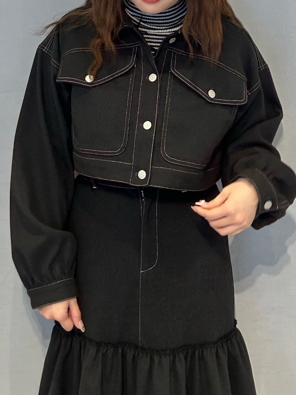 グレー系のワンピース、その他のニット/セーター、レッド系のドレスシューズを着用したレディースの冬コーディネートの4枚目の写真