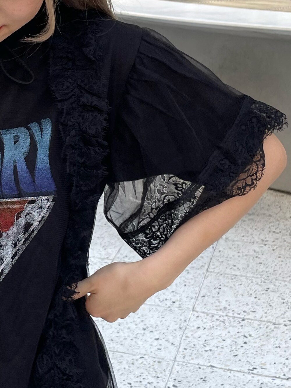 ブラック系のその他シューズ、ブラック系のワンピース、ブルー系のハットを着用したレディースの春コーディネートの3枚目の写真