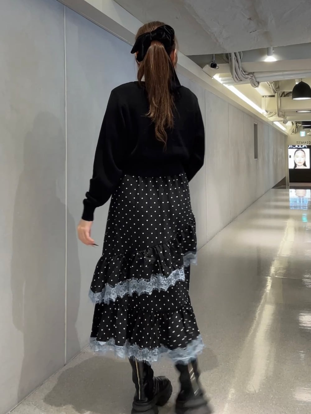 ブラック系のワンピース、ブラック系のニット/セーターを着用したレディースの春コーディネートの3枚目の写真
