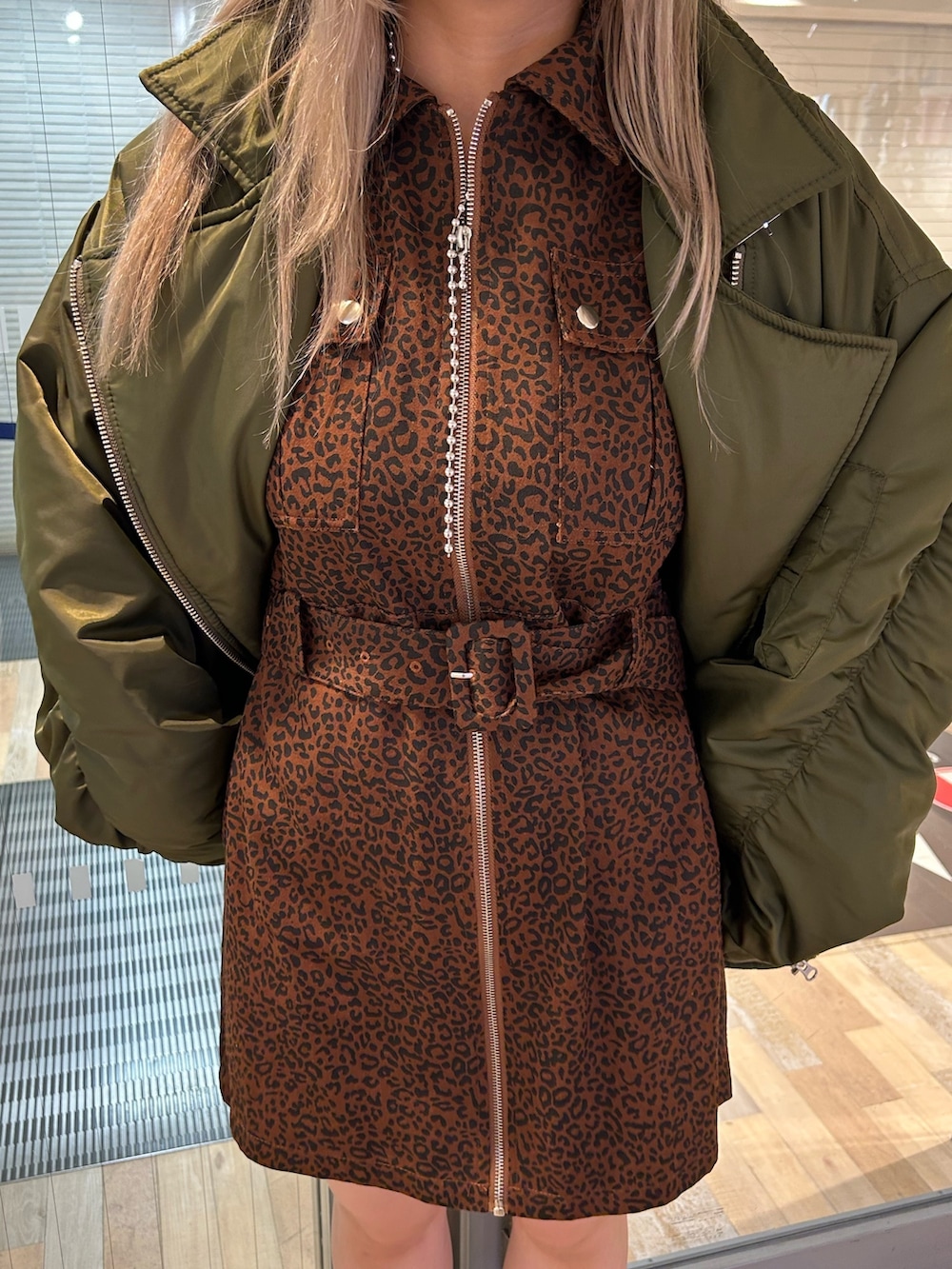 グリーン系のMA-1、ブラウン系のワンピース、ブラック系のその他シューズを着用したレディースの秋コーディネートの6枚目の写真