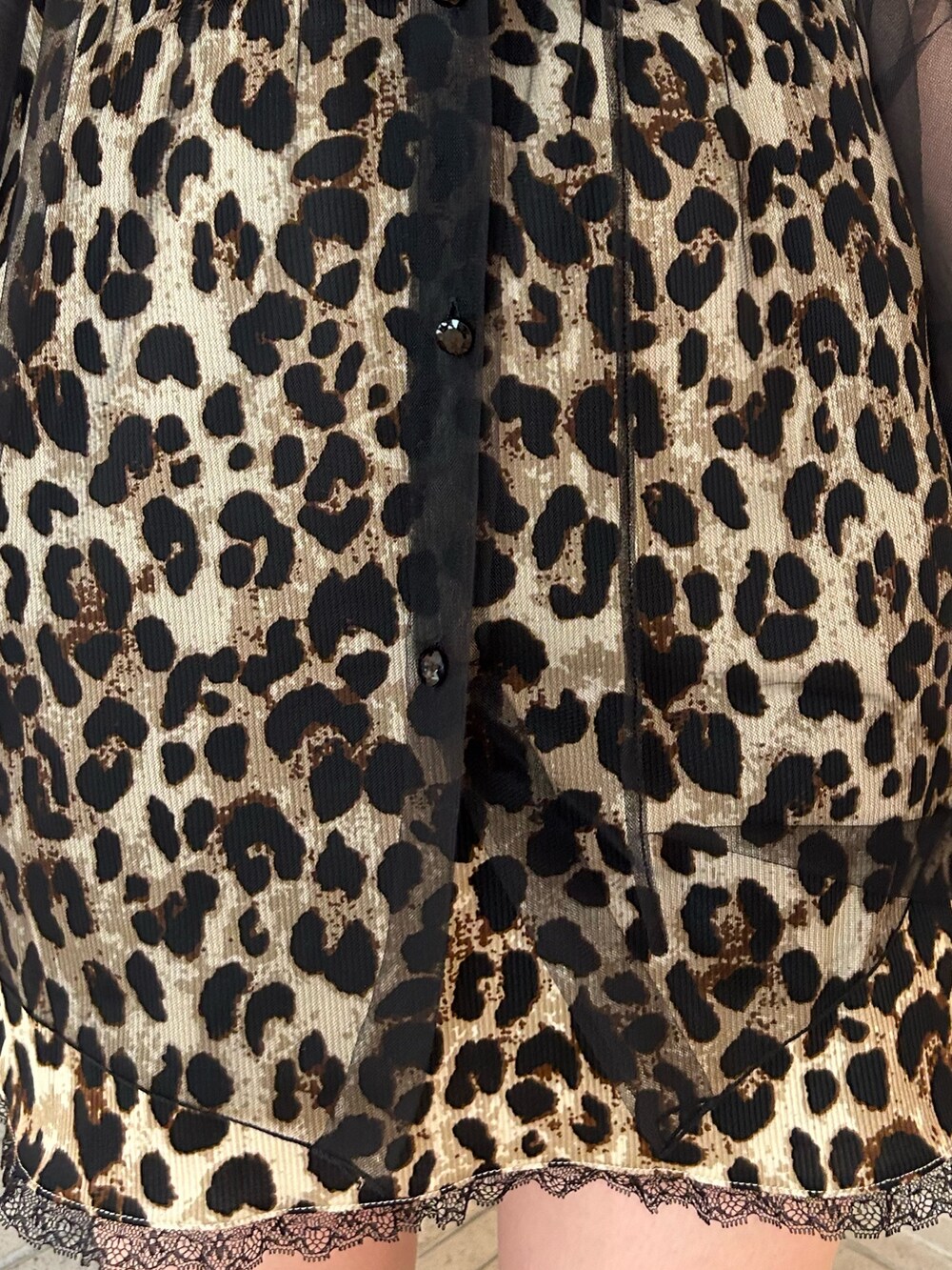 ブラウン系のワンピース、ブラック系のシャツ/ブラウスを着用したレディースの夏コーディネートの7枚目の写真