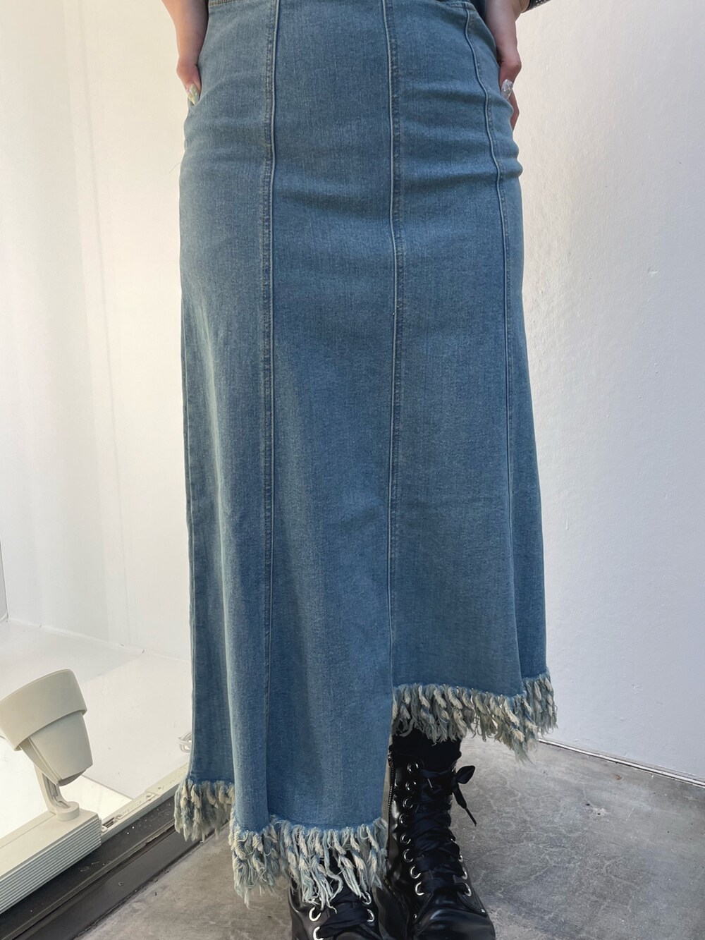 ホワイト系のシャツ/ブラウス、ブルー系のジャンパースカート、ブラック系のその他シューズを着用したレディースの夏コーディネートの5枚目の写真