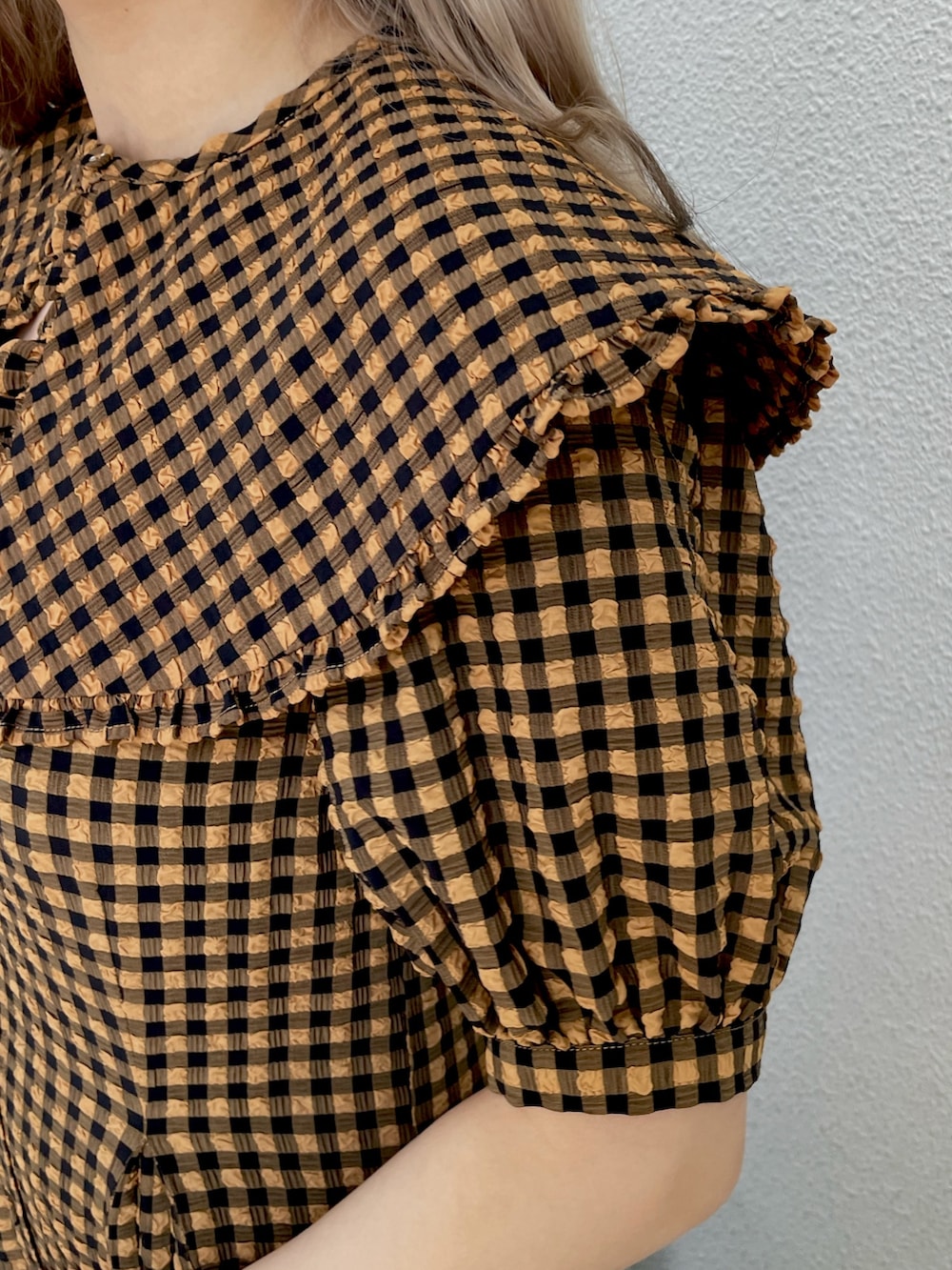 ブラウン系のワンピース、ブラック系のその他シューズ、ホワイト系のメッセンジャーバッグを着用したレディースの春コーディネートの4枚目の写真