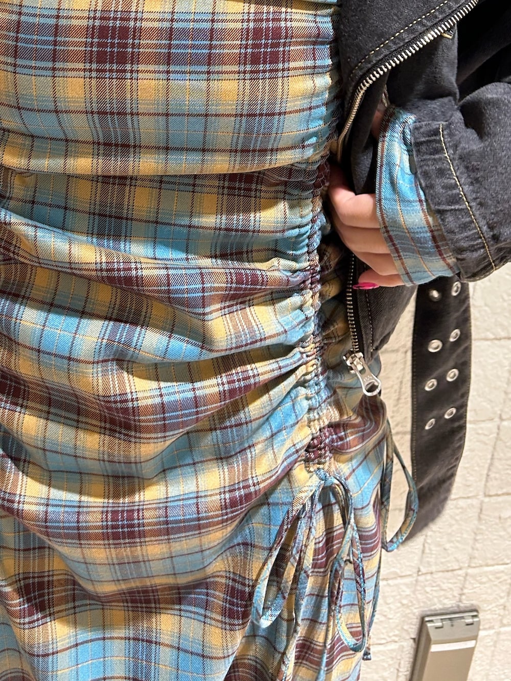 ブラック系のライダースジャケット、ブルー系のワンピース、ブラック系のその他シューズを着用したレディースの秋コーディネートの8枚目の写真