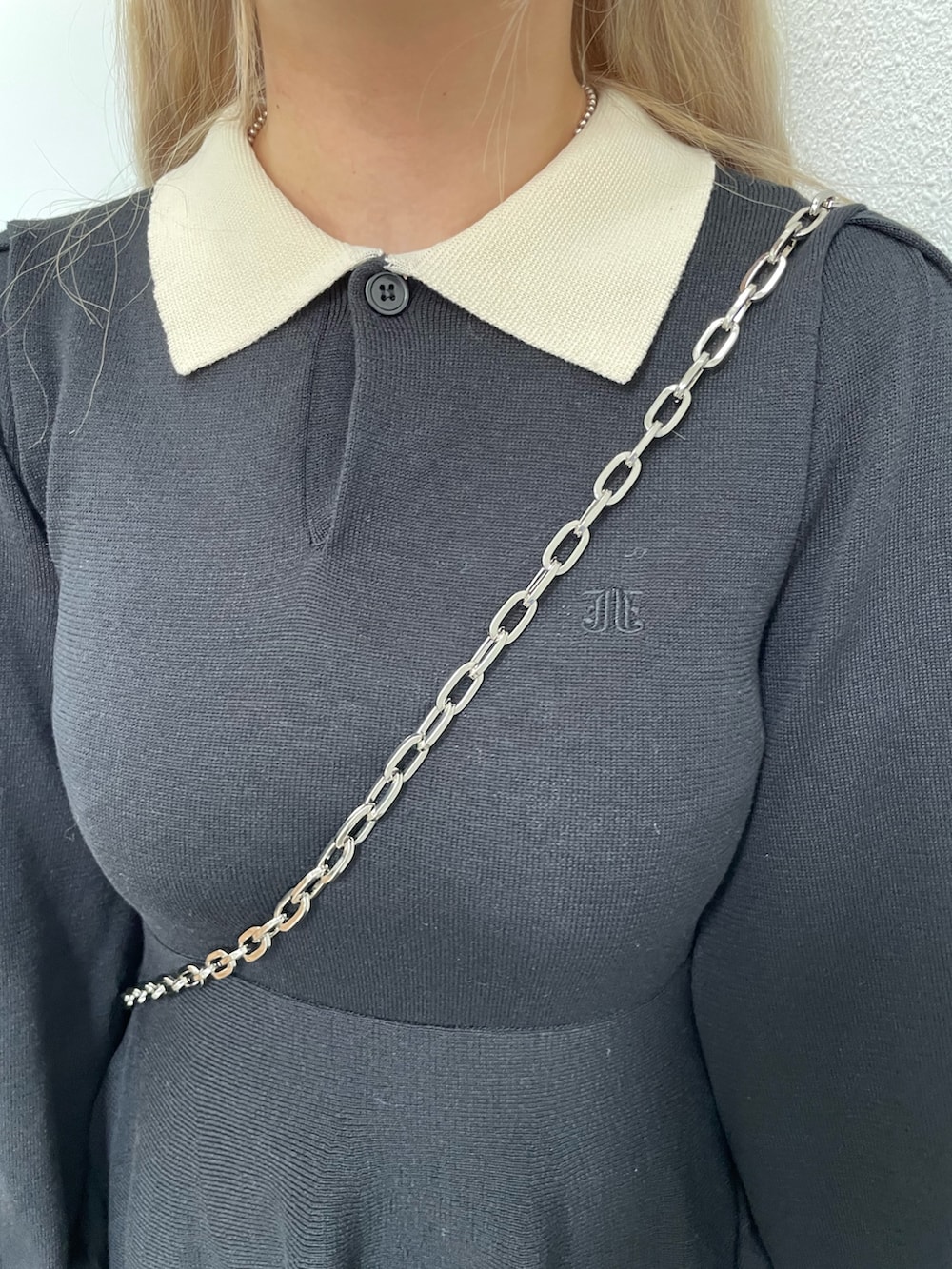 ブラック系のワンピース、ブラック系のハンドバッグを着用したレディースの夏コーディネートの3枚目の写真