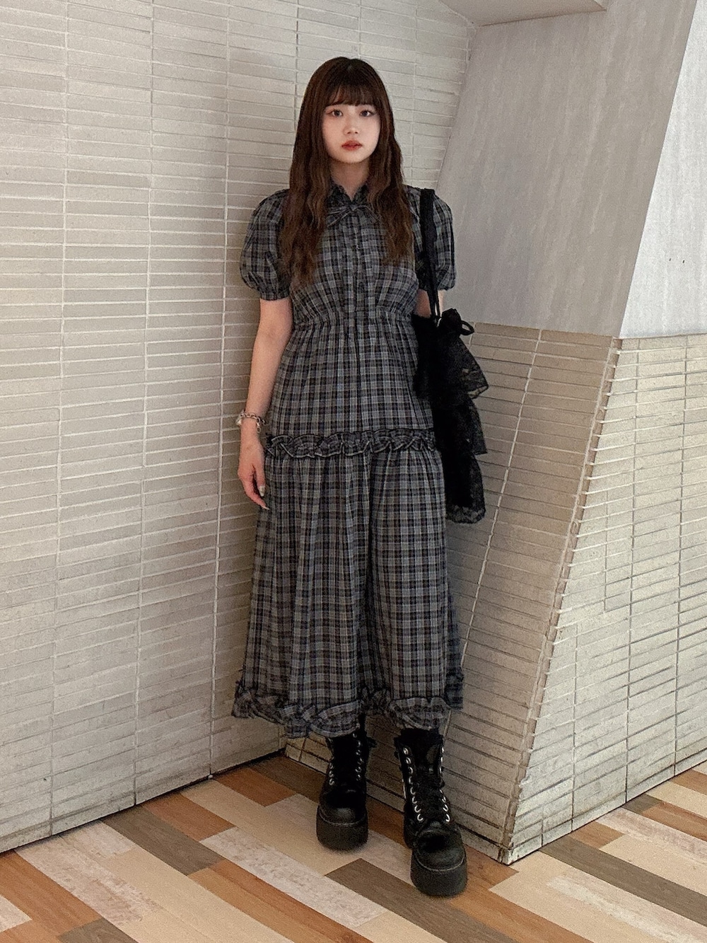 ブラック系のワンピース、ブラック系のトートバッグを着用したレディースの夏コーディネートの2枚目の写真