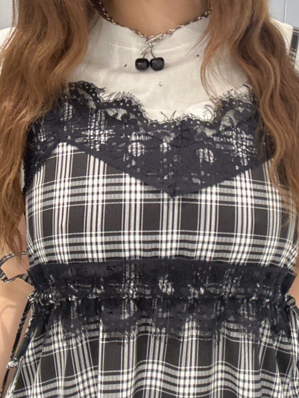 ホワイト系のTシャツ/カットソー、ブラック系のワンピース、ブラック系のネックレスを着用したレディースの夏コーディネートの6枚目の写真