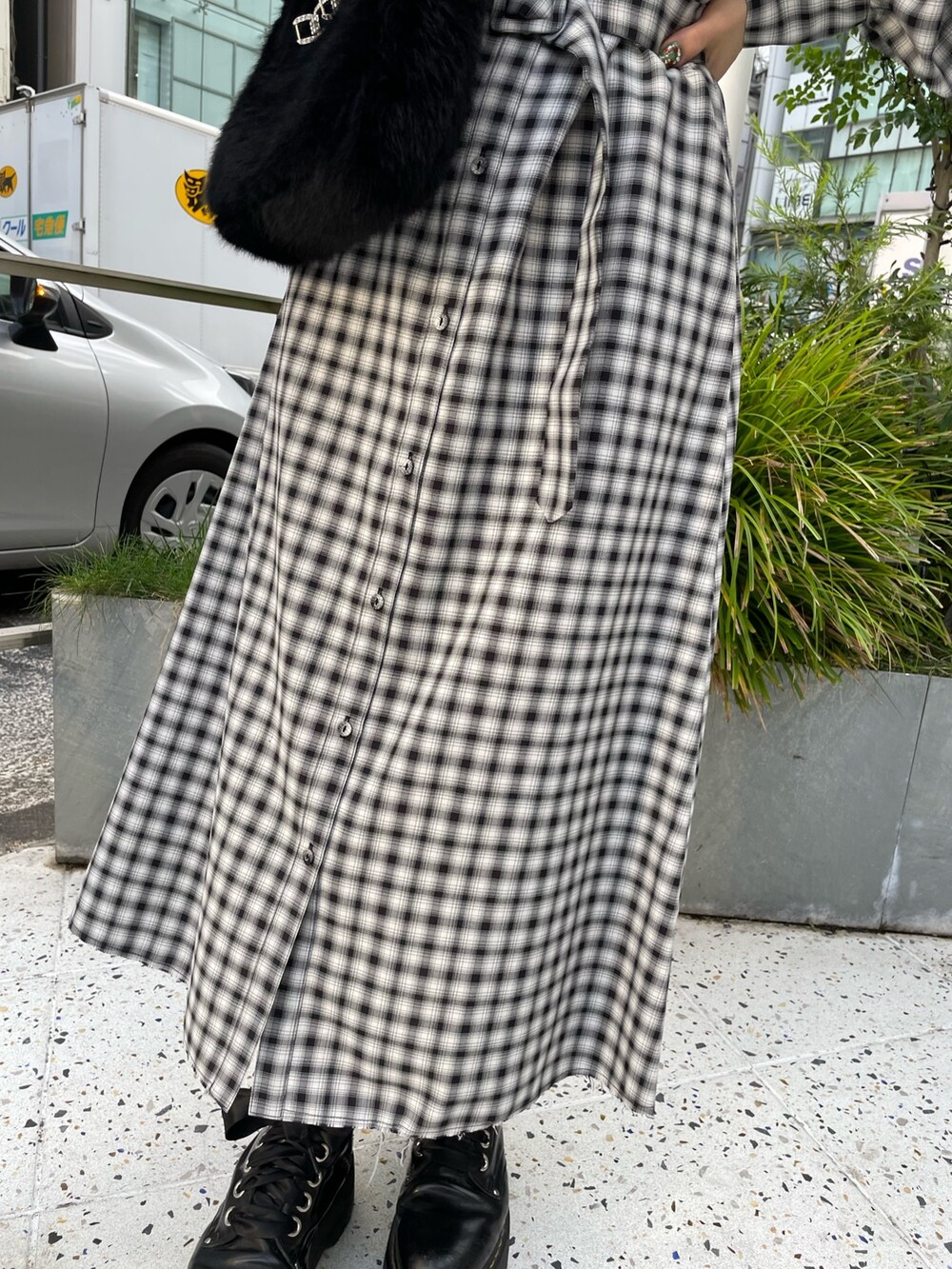 ブラック系のワンピース、ブラック系のハンドバッグ、ブラック系のその他シューズを着用したレディースの冬コーディネートの7枚目の写真