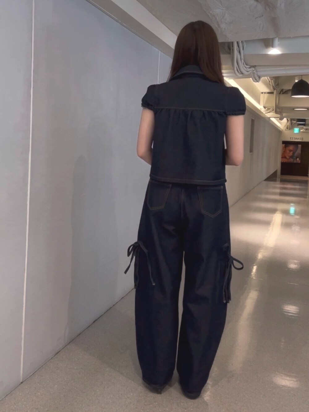 ブルー系のその他トップス、ブルー系のデニムパンツ、ブラウン系のパンプスを着用したレディースの春コーディネートの4枚目の写真