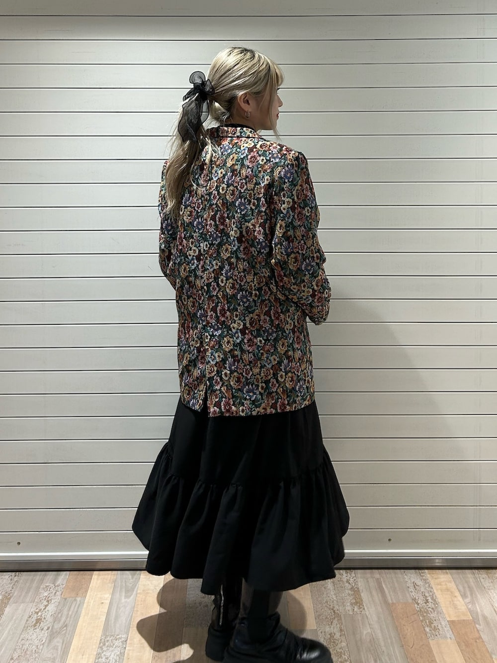 ブラック系のテーラードジャケット、ブラック系のワンピースを着用したレディースの冬コーディネートの2枚目の写真