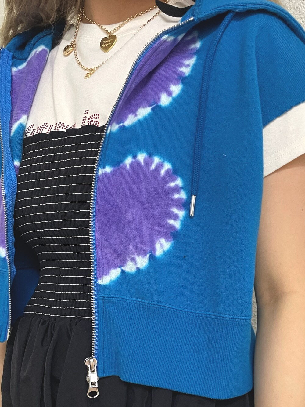 ブラック系のワンピース、ブラック系のその他シューズ、ホワイト系のTシャツ/カットソーを着用したレディースの春コーディネートの4枚目の写真