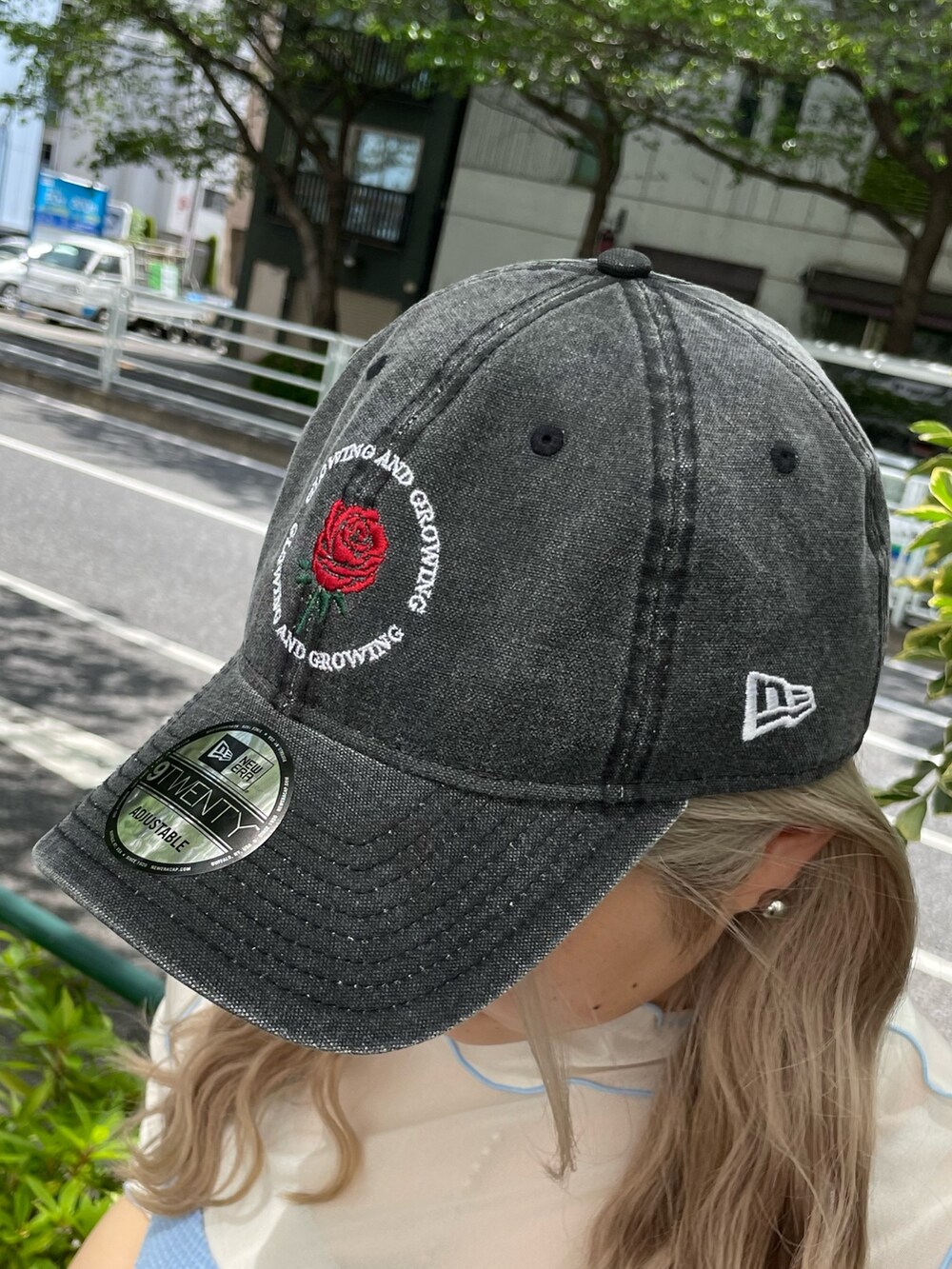 ブラック系のその他シューズ、ブルー系のワンピース、ブラック系のキャップを着用したレディースの春コーディネートの6枚目の写真