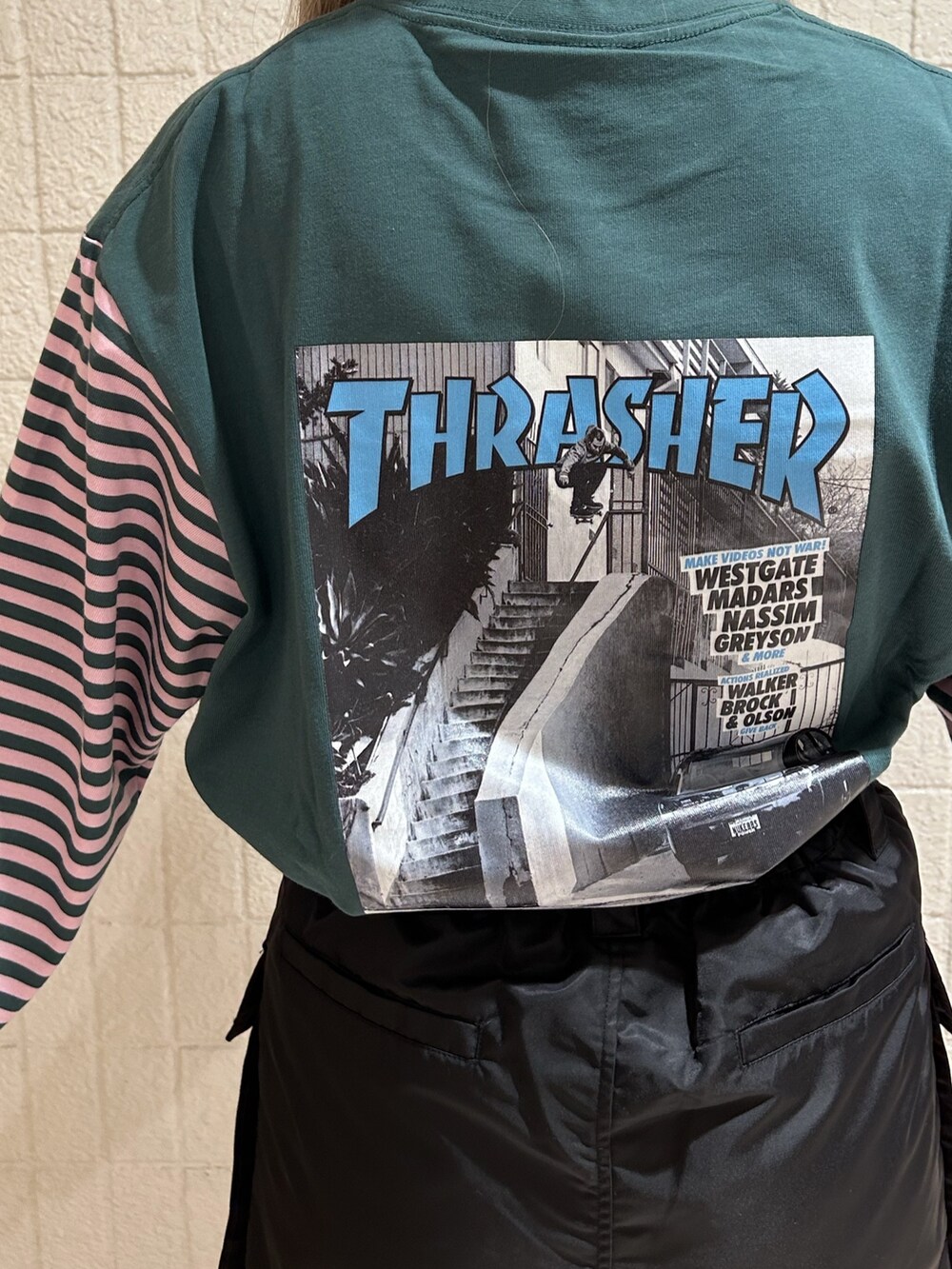 ブラック系のブーツ、ブラック系のその他パンツ、グリーン系のTシャツ/カットソーを着用したレディースの秋コーディネートの9枚目の写真