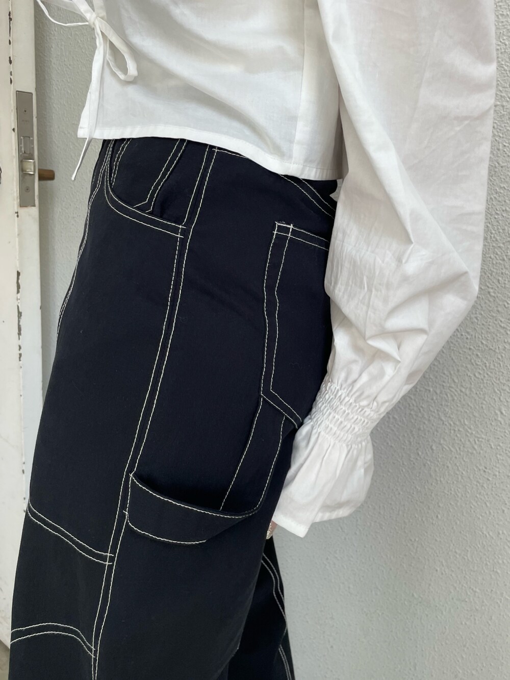 ホワイト系のTシャツ/カットソー、ブラック系のその他パンツ、ホワイト系のシャツ/ブラウスを着用したレディースの春コーディネートの9枚目の写真