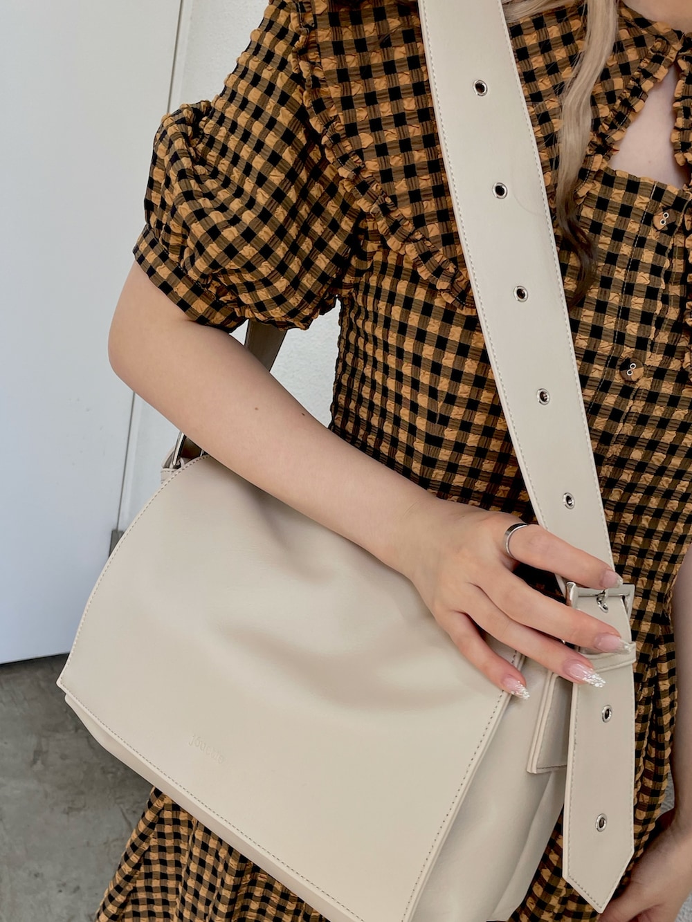 ブラウン系のワンピース、ブラック系のその他シューズ、ホワイト系のメッセンジャーバッグを着用したレディースの春コーディネートの7枚目の写真