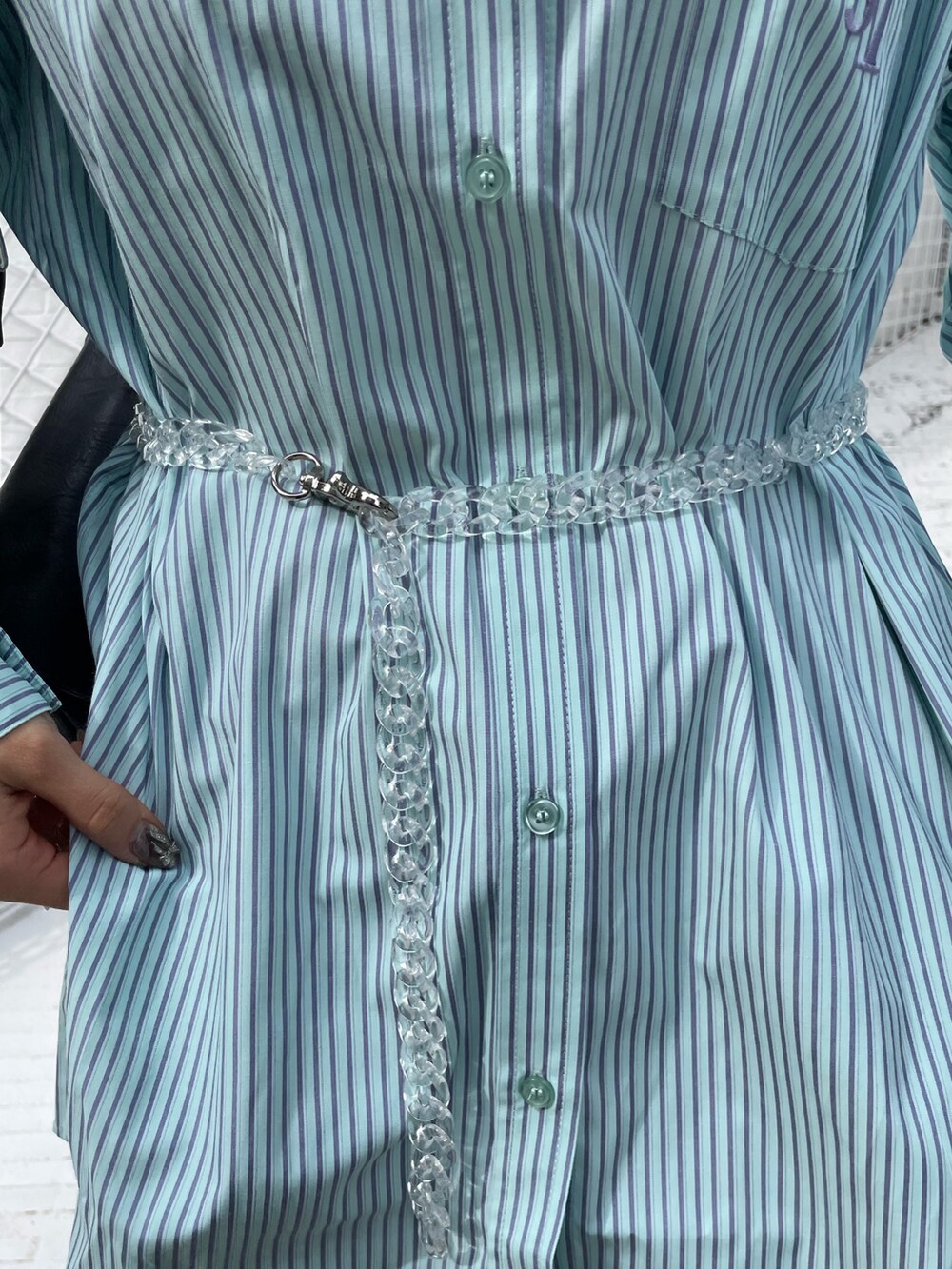 ブルー系のシャツ/ブラウス、ブラック系のショルダーバッグ、ブラック系のその他シューズを着用したレディースの冬コーディネートの7枚目の写真