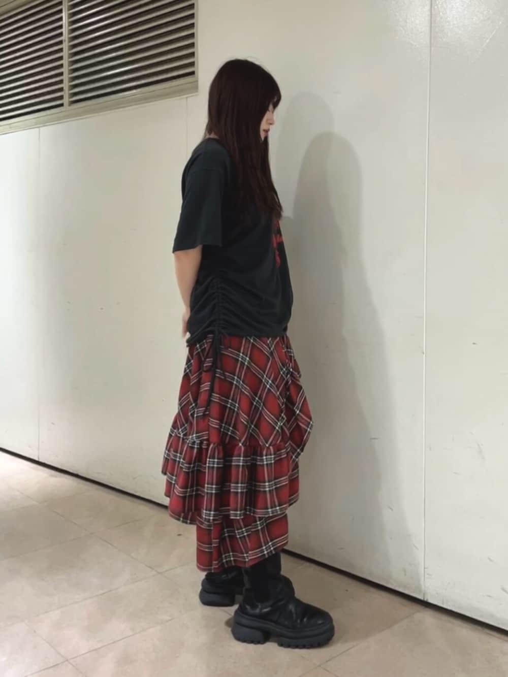 ブラック系のTシャツ/カットソー、レッド系のスカートを着用したレディースの夏コーディネートの4枚目の写真
