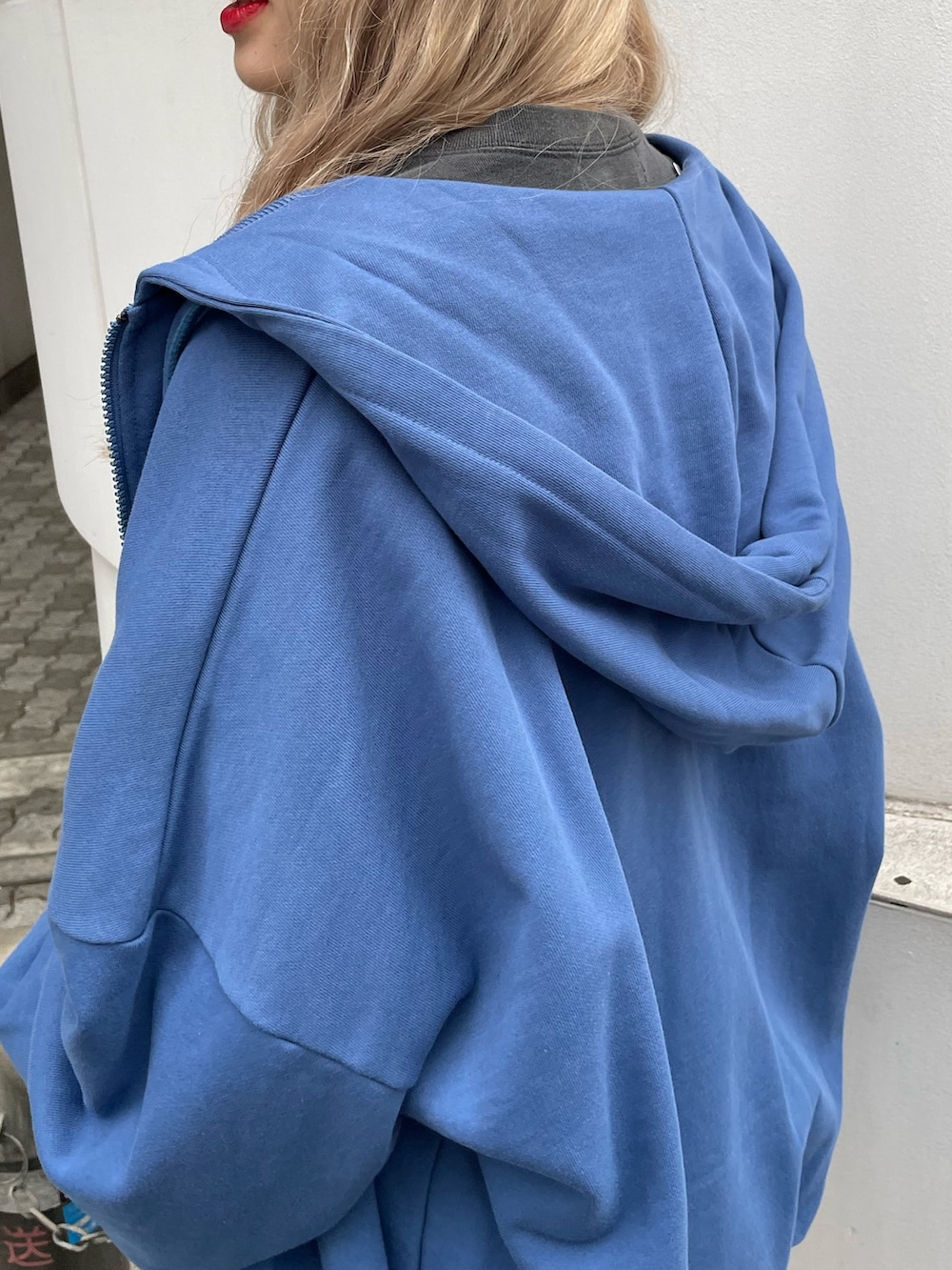 ブラック系のブーツ、ブルー系のデニムパンツ、ブラック系のTシャツ/カットソーを着用したレディースの春コーディネートの7枚目の写真