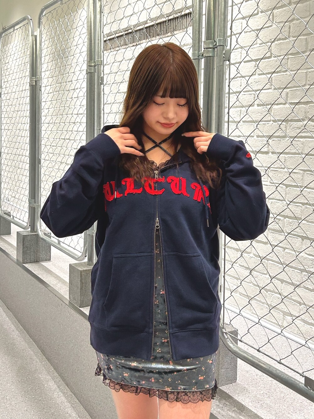 ブルー系のパーカー、グレー系のワンピースを着用したレディースの冬コーディネートの4枚目の写真