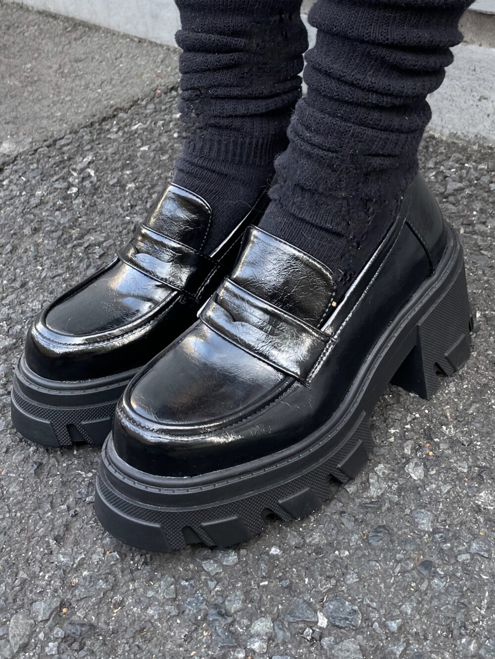 ホワイト系のミリタリージャケット、ブラック系のその他パンツ、ブラック系のローファーを着用したレディースの冬コーディネートの6枚目の写真