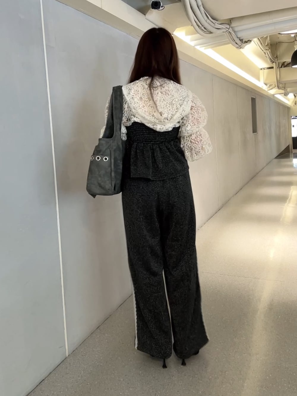 ホワイト系のカーディガン/ボレロ、グレー系のトートバッグ、ブラック系のキャミソールを着用したレディースの春コーディネートの3枚目の写真