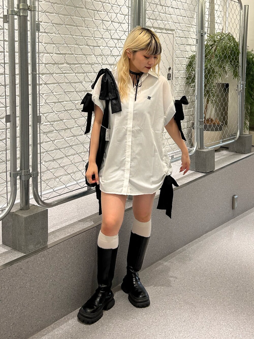 ブラック系のトートバッグ、ホワイト系のシャツ/ブラウス、ブラック系のチョーカーを着用したレディースの夏コーディネートの2枚目の写真