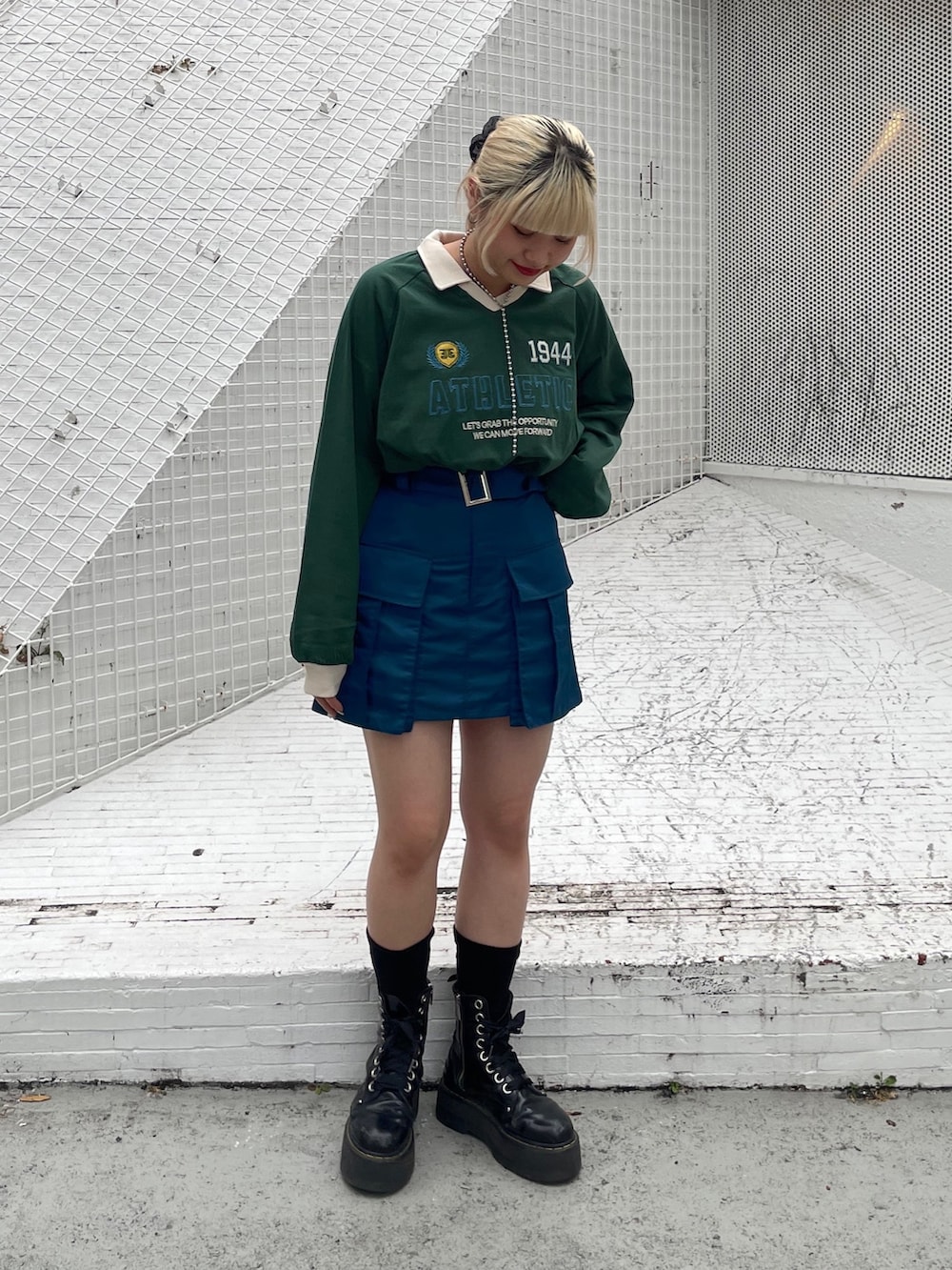 グリーン系のTシャツ/カットソー、ブルー系のその他パンツ、ブラック系のその他シューズを着用したレディースの夏コーディネートの2枚目の写真