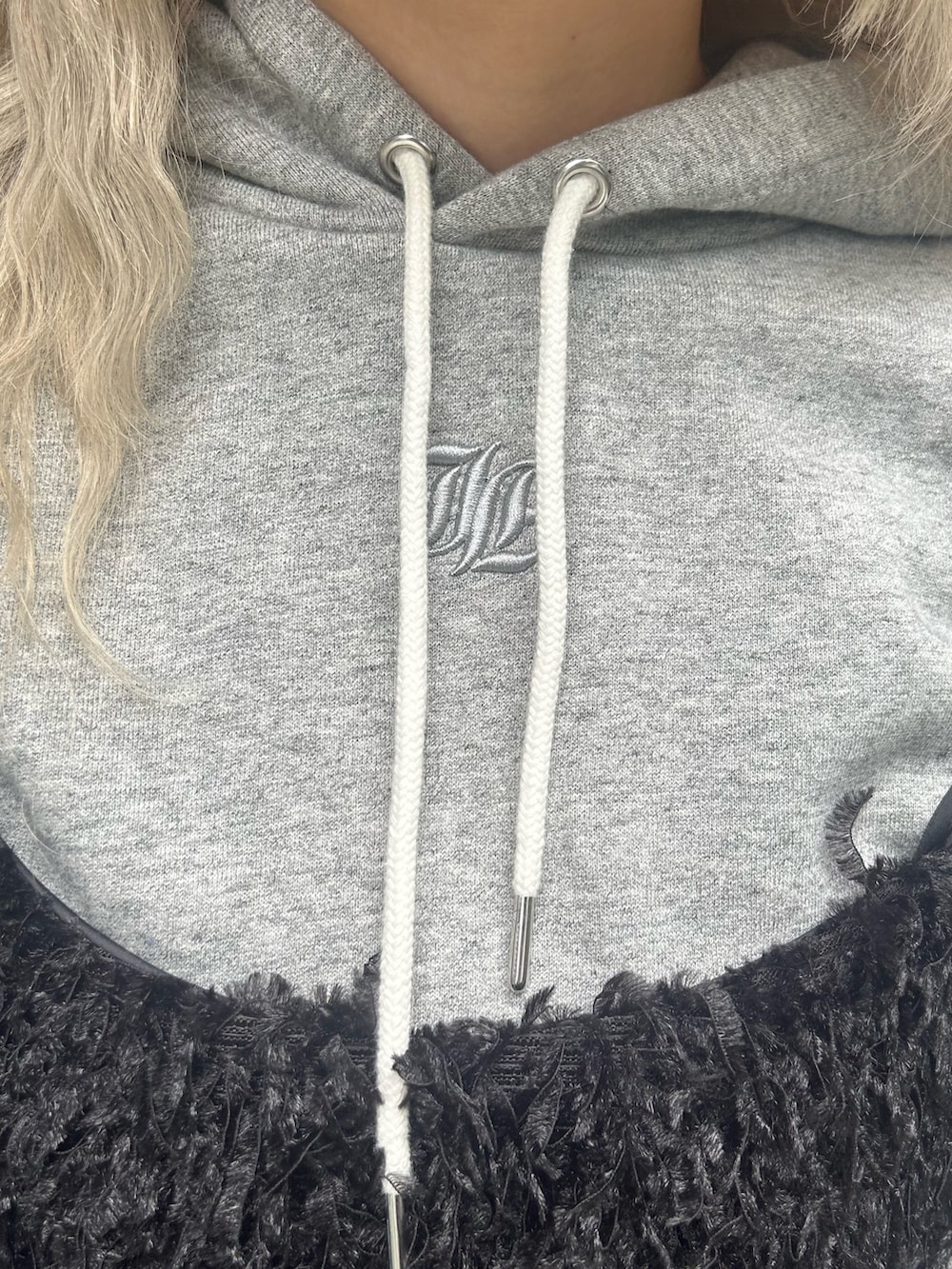 ブラック系のワンピース、グレー系のパーカーを着用したレディースの夏コーディネートの5枚目の写真