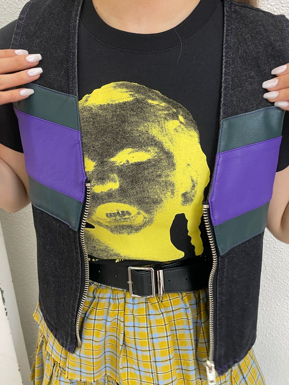 ブラック系のベスト、ブラック系のTシャツ/カットソー、ブラック系のその他シューズを着用したレディースの春コーディネートの4枚目の写真