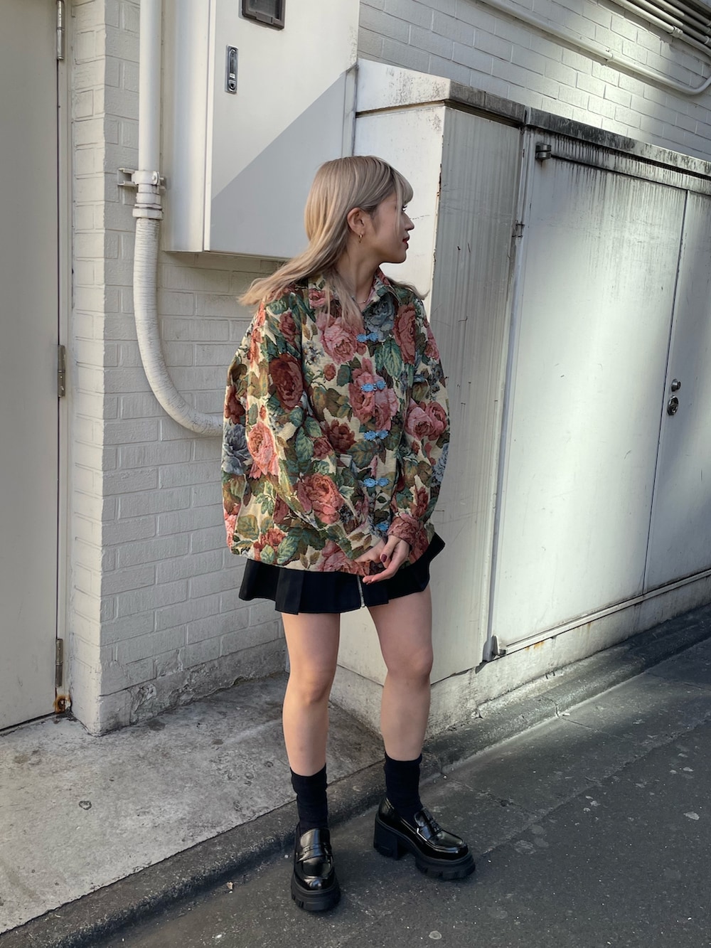 ホワイト系のミリタリージャケット、ブラック系のその他パンツ、ブラック系のローファーを着用したレディースの冬コーディネートの2枚目の写真