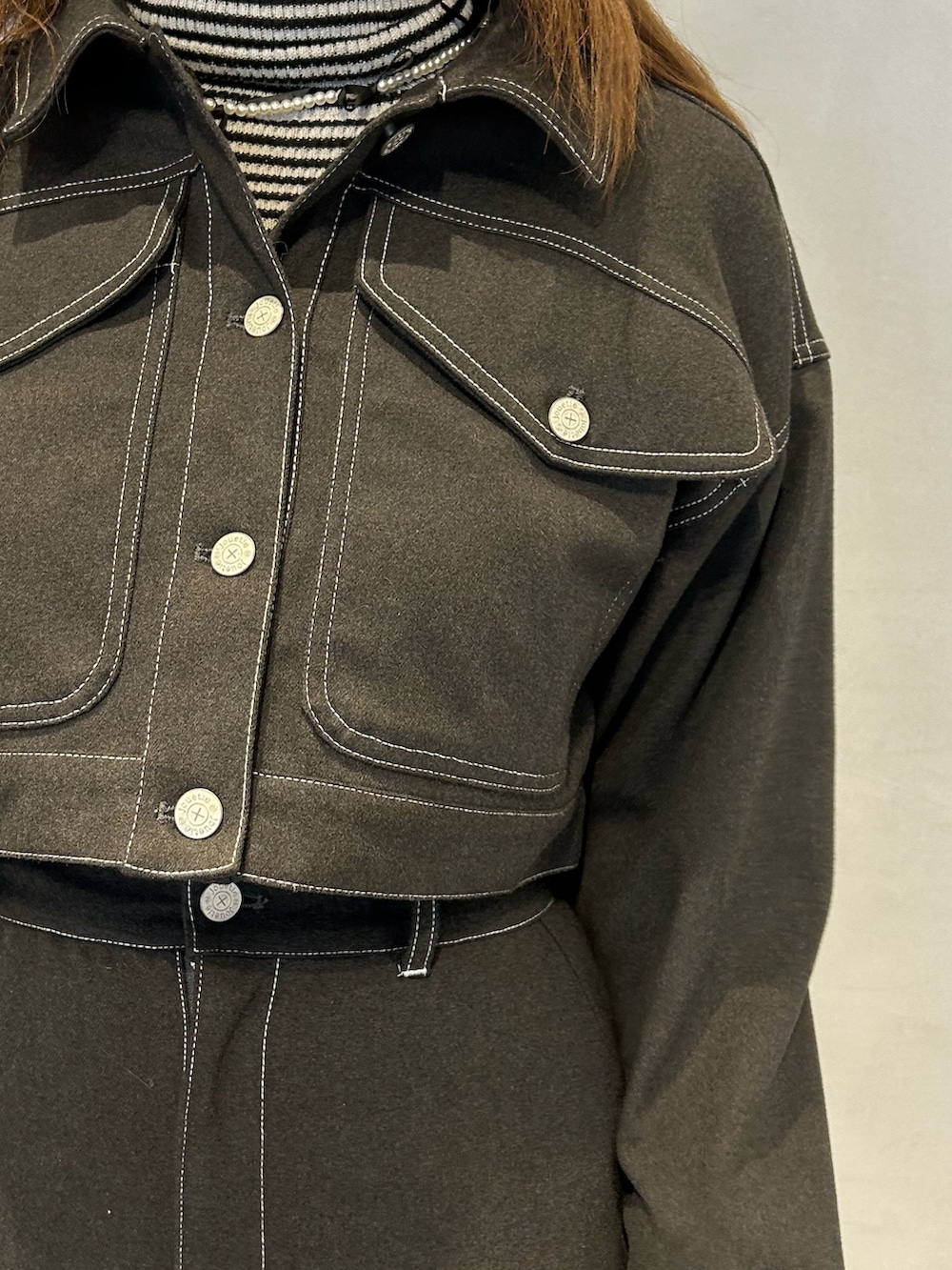 グレー系のワンピース、その他のニット/セーター、レッド系のドレスシューズを着用したレディースの冬コーディネートの6枚目の写真