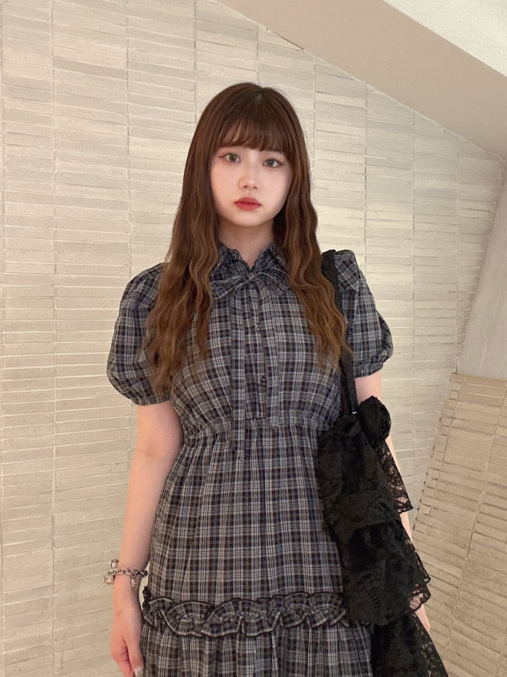 ブラック系のワンピース、ブラック系のトートバッグを着用したレディースの夏コーディネートの5枚目の写真