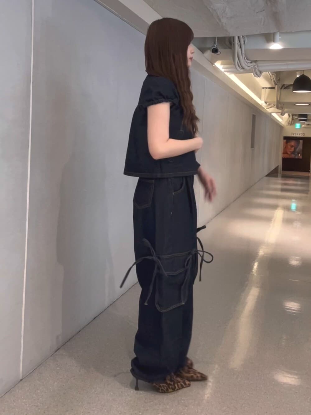 ブルー系のその他トップス、ブルー系のデニムパンツ、ブラウン系のパンプスを着用したレディースの春コーディネートの3枚目の写真