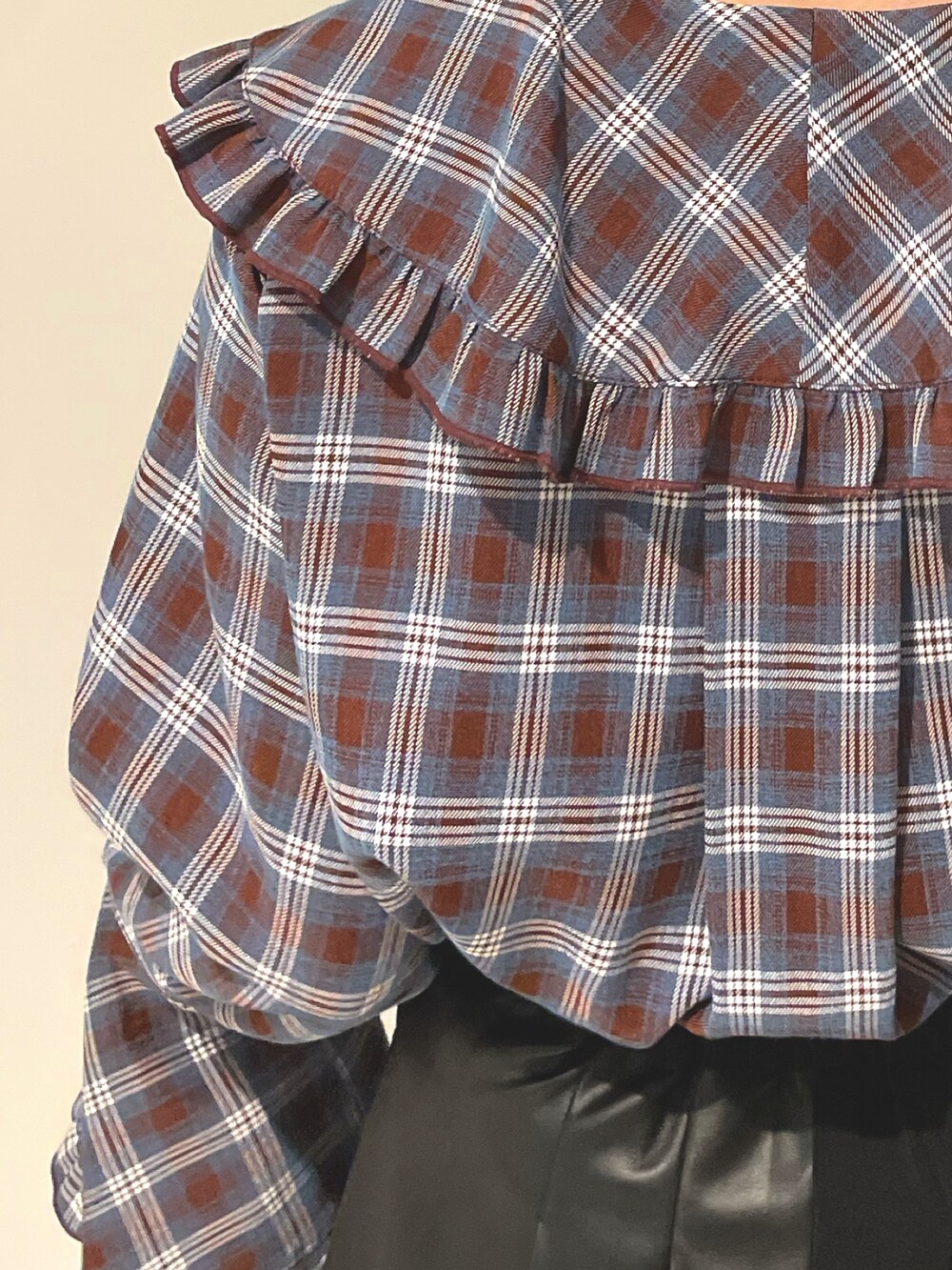 ブラウン系のシャツ/ブラウス、ブラック系のスカート、ブラック系のブーツを着用したレディースの秋コーディネートの7枚目の写真