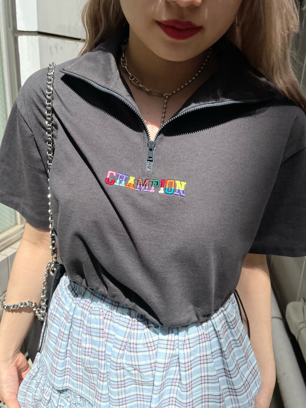 ブラック系のTシャツ/カットソー、ブラック系のトートバッグ、ブルー系のスカートを着用したレディースの春コーディネートの5枚目の写真