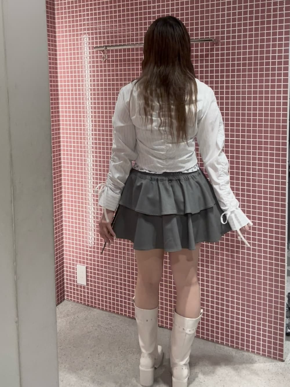 ホワイト系のシャツ/ブラウス、ホワイト系のアンサンブル、グレー系のその他パンツを着用したレディースの夏コーディネートの2枚目の写真