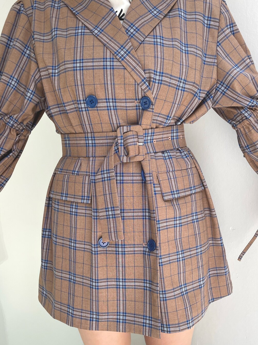 ベージュ系のワンピース、ホワイト系のタンクトップ、ブラック系のその他シューズを着用したレディースの夏コーディネートの7枚目の写真