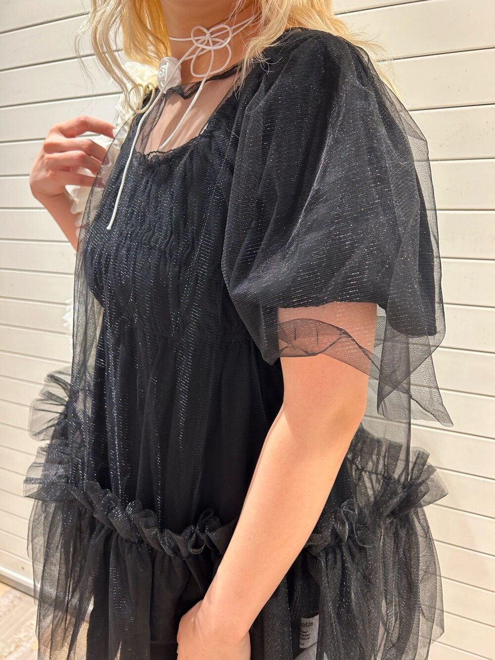 ブラック系のワンピース、ブラック系のワンピース、ホワイト系のショルダーバッグを着用したレディースの夏コーディネートの7枚目の写真