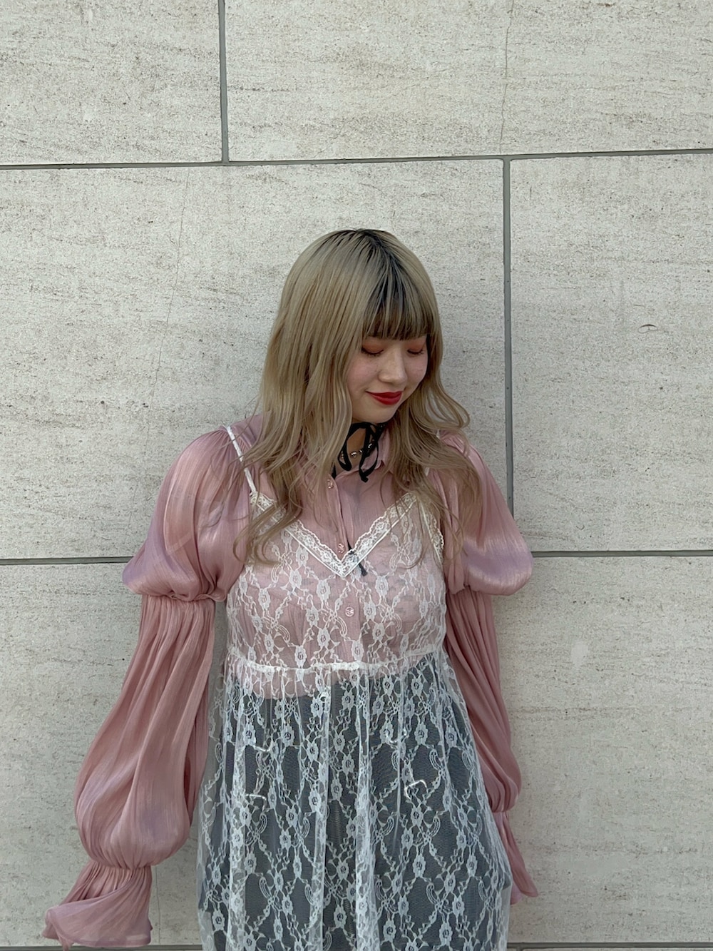 ピンク系のシャツ/ブラウス、ブラック系のデニムスカート、ホワイト系のワンピースを着用したレディースの冬コーディネートの4枚目の写真