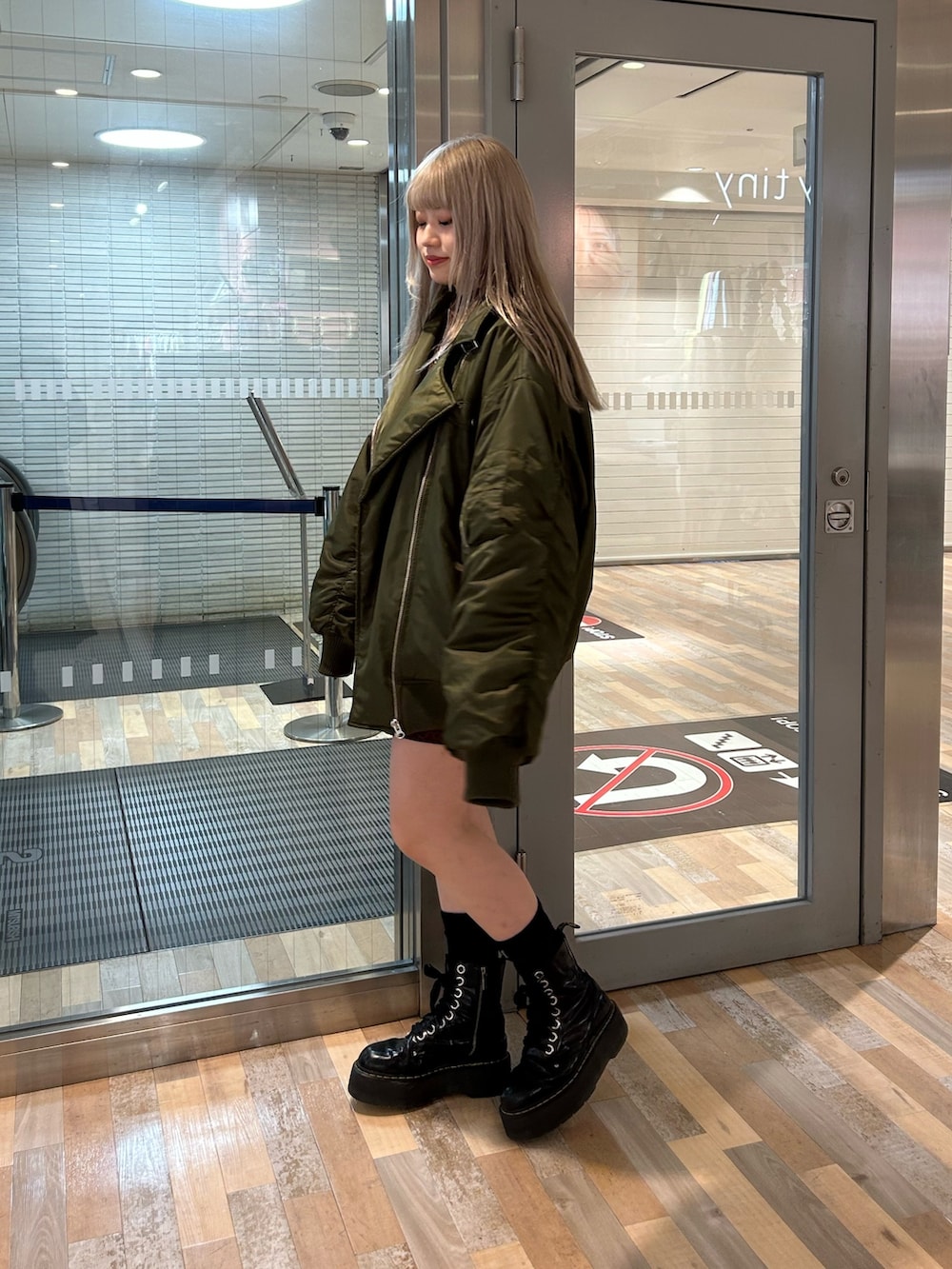 グリーン系のMA-1、ブラウン系のワンピース、ブラック系のその他シューズを着用したレディースの秋コーディネートの3枚目の写真