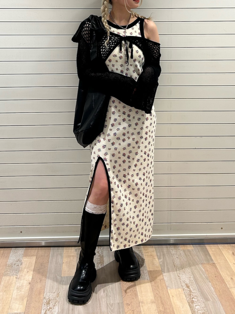 ホワイト系のワンピース、ブラック系のトートバッグ、ブラック系のカーディガン/ボレロを着用したレディースの春コーディネートの3枚目の写真